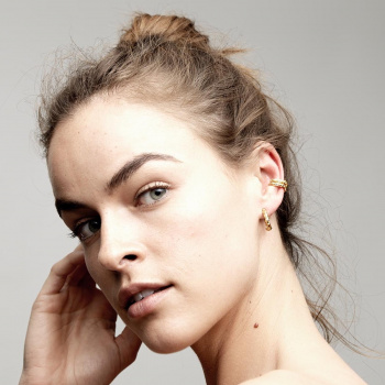 artemis-earrings-gold-model