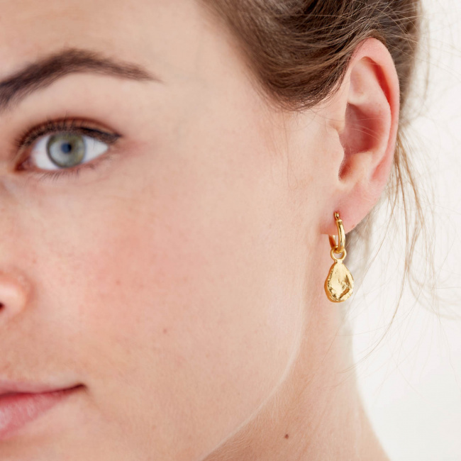halcyon-earring-model-oval-gold-saphire-model